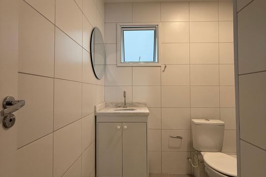 Banheiro social de kitnet/studio para alugar com 1 quarto, 49m² em República, São Paulo