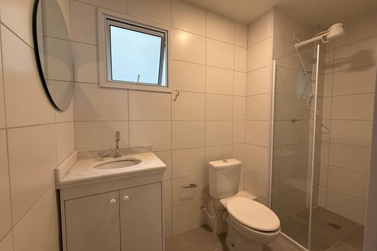 Banheiro social de kitnet/studio para alugar com 1 quarto, 49m² em República, São Paulo