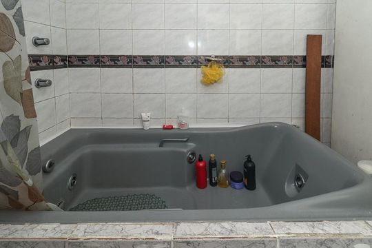 Banheiro Social de apartamento à venda com 3 quartos, 130m² em São João, Porto Alegre