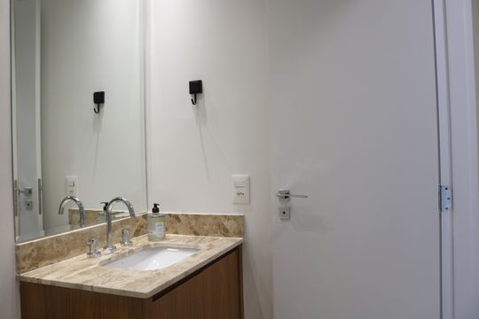 Banheiro de kitnet/studio para alugar com 1 quarto, 24m² em Perdizes, São Paulo