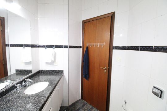 Banheiro da Suíte 3 de casa de condomínio para alugar com 4 quartos, 450m² em Jardim das Colinas, São José dos Campos