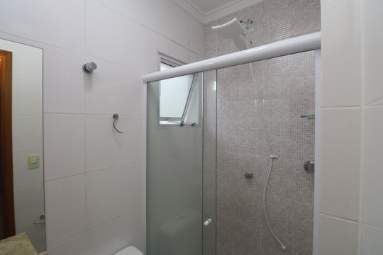 Banheiro da Suíte 2 de casa para alugar com 2 quartos, 60m² em Vila Mazzei, São Paulo