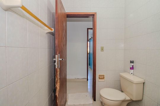 Banheiro Social de casa à venda com 3 quartos, 160m² em Jardim Itu, Porto Alegre