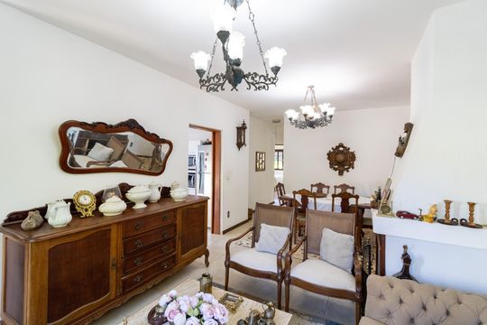 Sala de casa à venda com 2 quartos, 140m² em Guarujá, Porto Alegre