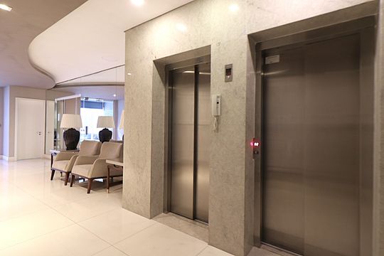 Área comum - Elevadores de apartamento à venda com 2 quartos, 69m² em São João, Porto Alegre