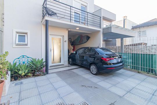 Fachada de casa à venda com 3 quartos, 230m² em Espírito Santo, Porto Alegre