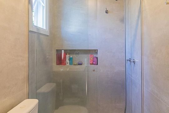 Banheiro Social de casa à venda com 3 quartos, 230m² em Espírito Santo, Porto Alegre