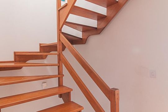Escada de casa à venda com 3 quartos, 230m² em Espírito Santo, Porto Alegre