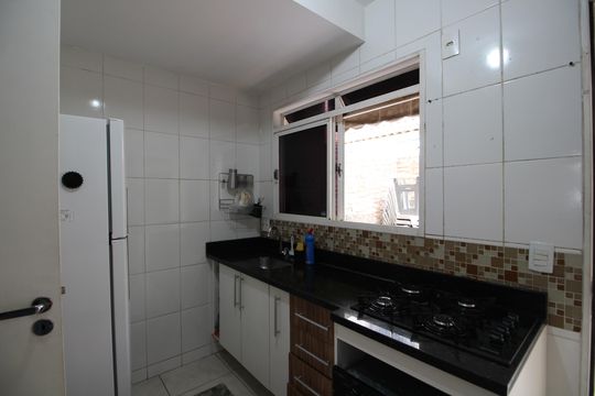 Cozinha de casa de condomínio à venda com 2 quartos, 70m² em Taquara, Rio de Janeiro