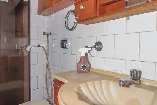 Banheiro de apartamento à venda com 2 quartos, 56m² em Jardim Sabará, Porto Alegre