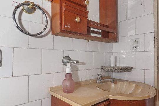 Banheiro de apartamento à venda com 2 quartos, 56m² em Jardim Sabará, Porto Alegre