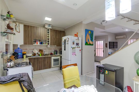 Cozinha de casa de condomínio à venda com 3 quartos, 150m² em Teresópolis, Porto Alegre