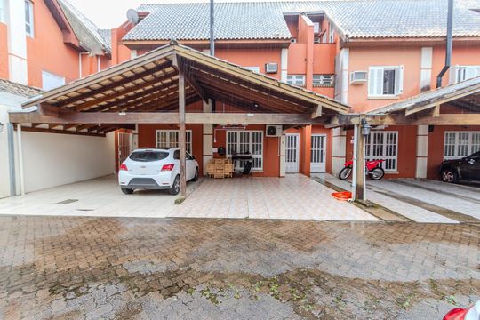 Fachada de casa de condomínio à venda com 3 quartos, 150m² em Teresópolis, Porto Alegre