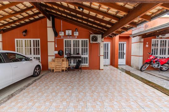 Garagem de casa de condomínio à venda com 3 quartos, 150m² em Teresópolis, Porto Alegre