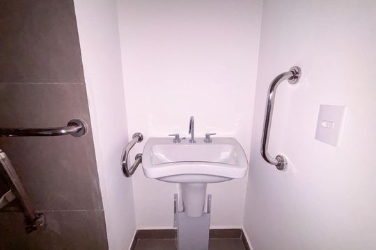 Banheiro de kitnet/studio para alugar com 1 quarto, 31m² em Cerqueira César, São Paulo