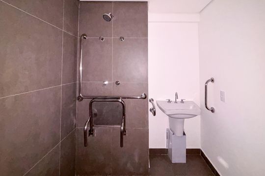 Banheiro Social de kitnet/studio à venda com 1 quarto, 25m² em Cerqueira César, São Paulo