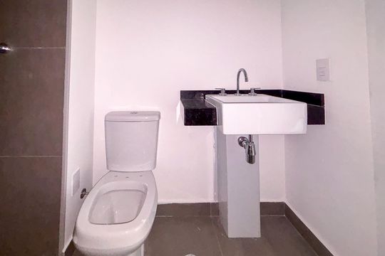 Banheiro de kitnet/studio para alugar com 1 quarto, 109m² em Cerqueira César, São Paulo
