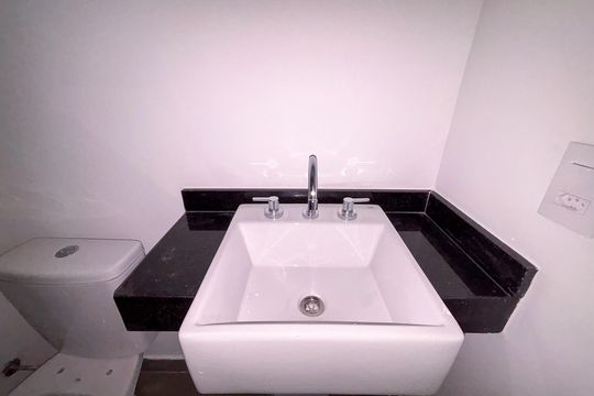 Banheiro de kitnet/studio à venda com 1 quarto, 33m² em Cerqueira César, São Paulo