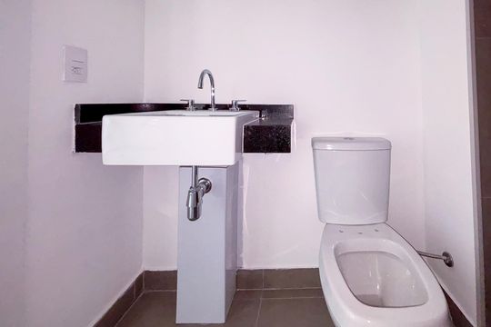 Banheiro Social de kitnet/studio para alugar com 1 quarto, 15m² em Cerqueira César, São Paulo