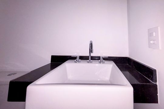 Banheiro de apartamento à venda com 1 quarto, 24m² em Cerqueira César, São Paulo
