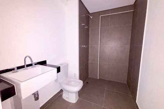 Banheiro de kitnet/studio à venda com 1 quarto, 23m² em Cerqueira César, São Paulo