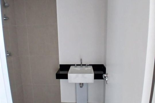Banheiro de kitnet/studio para alugar com 1 quarto, 25m² em Santo Amaro, São Paulo