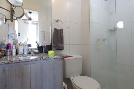 Banheiro da Suíte de apartamento à venda com 2 quartos, 64m² em Jardim Monte Kemel, São Paulo