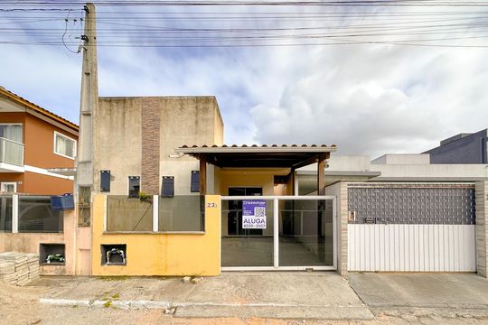 Fachada de casa para alugar com 2 quartos, 135m² em São João do Rio Vermelho, Florianópolis