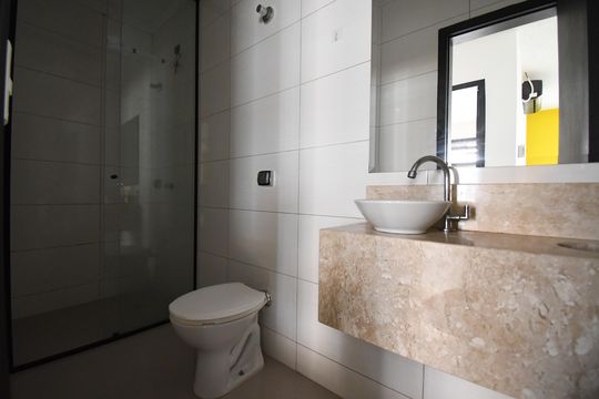 Banheiro de apartamento para alugar com 1 quarto, 62m² em Bacacheri, Curitiba