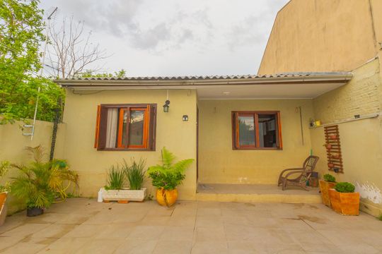 Fachada de casa à venda com 2 quartos, 80m² em Mato Grande, Canoas