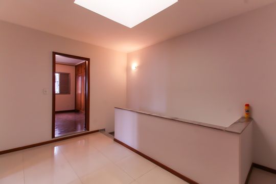 Corredor de casa à venda com 4 quartos, 256m² em Vila Regente Feijó, São Paulo