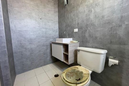 Banheiro Social de apartamento à venda com 2 quartos, 56m² em Vila Polopoli, São Paulo