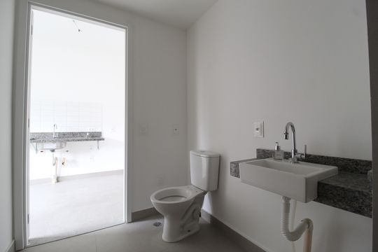 Banheiro de kitnet/studio à venda com 1 quarto, 27m² em Vila Olímpia, São Paulo
