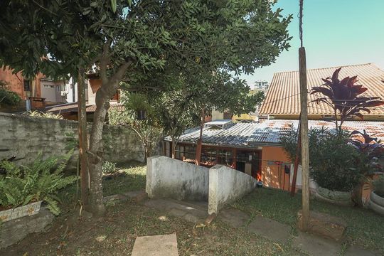Fundos de casa à venda com 4 quartos, 169m² em Chácara das Pedras, Porto Alegre
