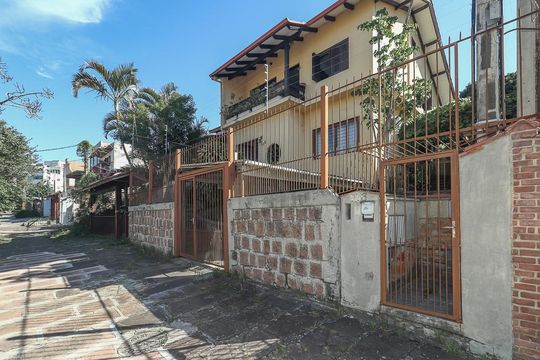 Fachada de casa à venda com 4 quartos, 169m² em Chácara das Pedras, Porto Alegre