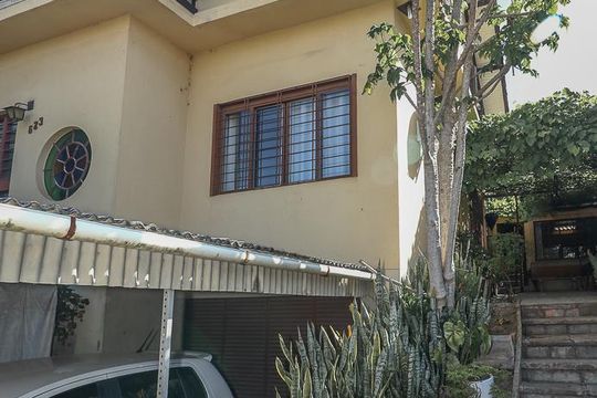Fachada de casa à venda com 2 quartos, 116m² em Chácara das Pedras, Porto Alegre