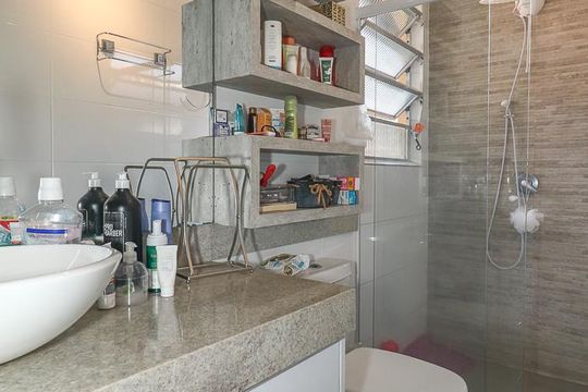 Banheiro de casa à venda com 2 quartos, 116m² em Chácara das Pedras, Porto Alegre