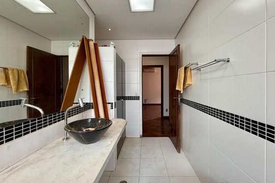 Banheiro Social de casa à venda com 4 quartos, 491m² em Chácara Santo Antônio (zona Sul), São Paulo
