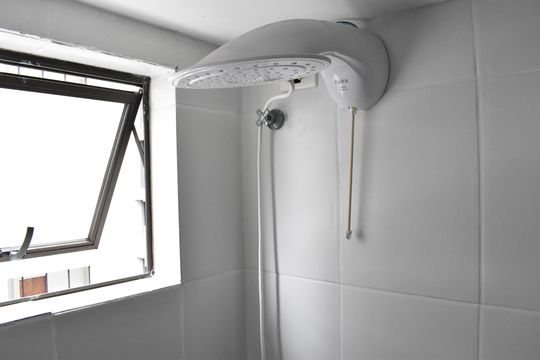 Banheiro de apartamento para alugar com 1 quarto, 28m² em Bacacheri, Curitiba