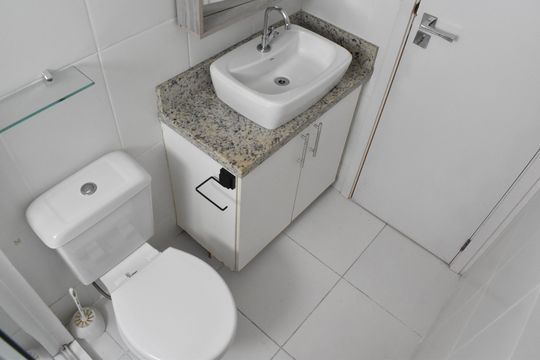 Banheiro de apartamento para alugar com 1 quarto, 28m² em Bacacheri, Curitiba