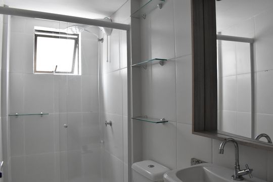 Banheiro de apartamento para alugar com 1 quarto, 28m² em Bacacheri, Curitiba