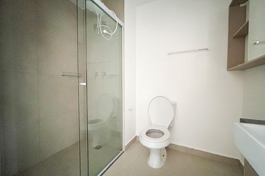 Banheiro de apartamento à venda com 1 quarto, 24m² em Vila Cordeiro, São Paulo