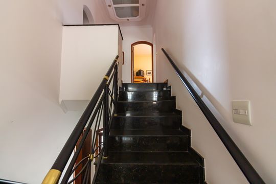 Escada de casa à venda com 4 quartos, 262m² em City Bussocaba, Osasco