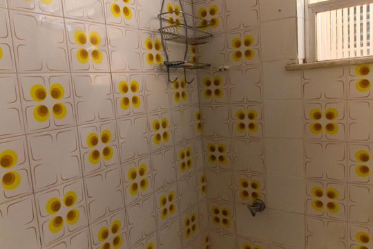 Banheiro de apartamento à venda com 2 quartos, 70m² em Pé Pequeno, Niterói