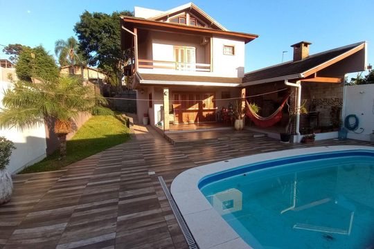 Piscina de casa à venda com 3 quartos, 190m² em Feitoria Seller, São Leopoldo
