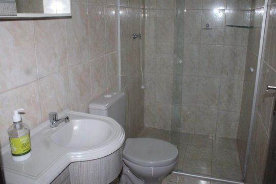 Banheiro  de casa à venda com 3 quartos, 180m² em Costa E Silva, Porto Alegre