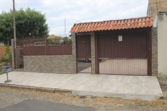 Fachada  de casa à venda com 3 quartos, 180m² em Costa E Silva, Porto Alegre