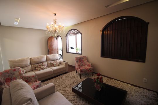 Sala de casa à venda com 3 quartos, 420m² em Tirol (Barreiro), Belo Horizonte