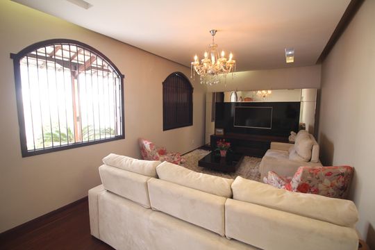 Sala de casa à venda com 3 quartos, 420m² em Tirol (Barreiro), Belo Horizonte