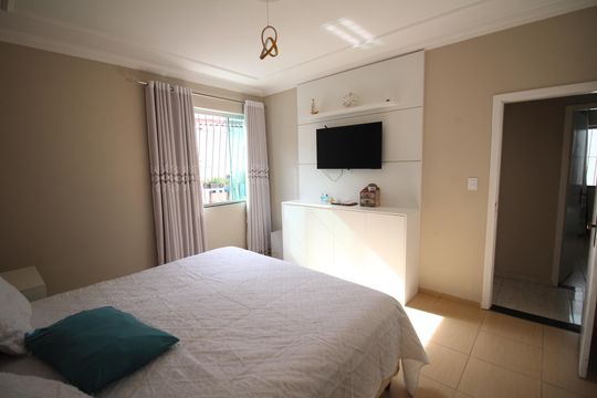 Suíte de casa à venda com 3 quartos, 420m² em Tirol (Barreiro), Belo Horizonte